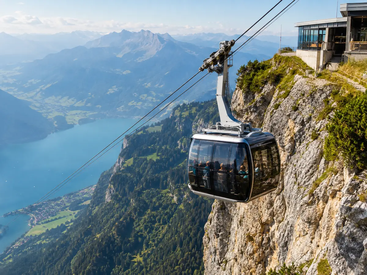 Dragon Ride Luftseilbahn, die vom Pilatus-Gipfel hinabfährt